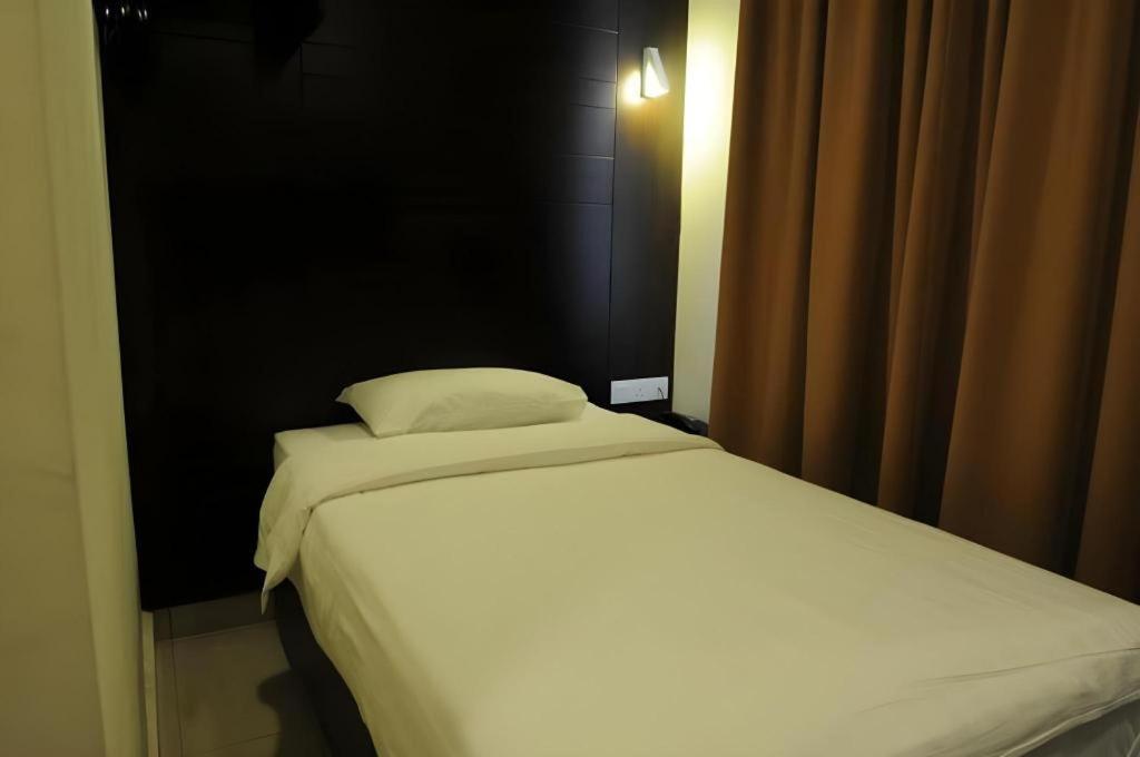 Cathay Hotel Kota Kinabalu Exterior foto