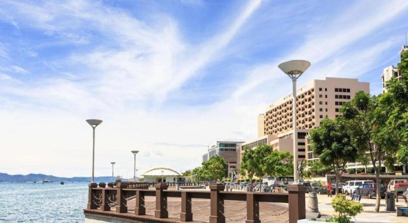 Cathay Hotel Kota Kinabalu Exterior foto